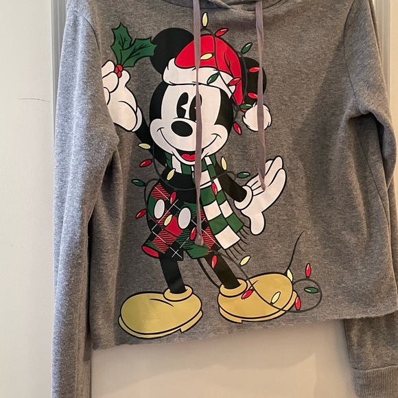 Holiday Mickey Mouse sweatshirt. It is cropped and in great shape♥️💚 - Picture 2 of 3